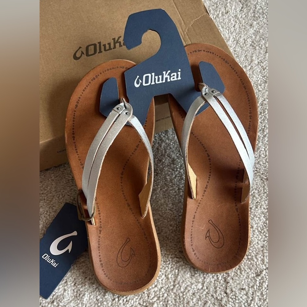 NEW IN BOX Women’s Olu Kai Silver leather thong sandals Kapehe Luana sz 7